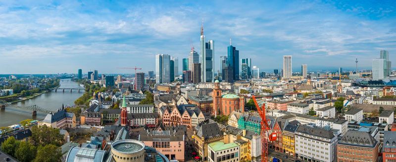 Frankfurter Skyline über dem Main